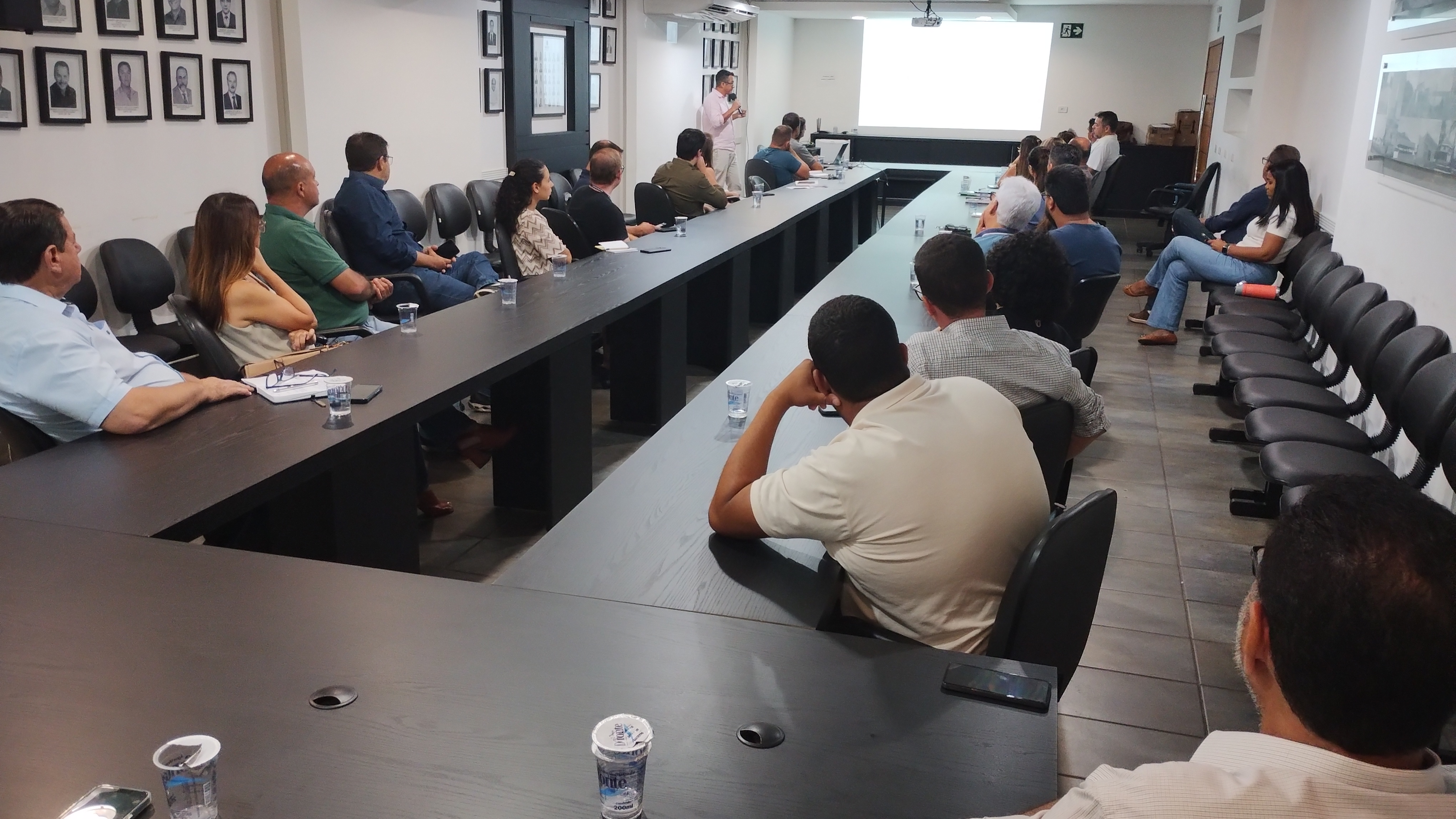 Reunião com prefeitos, vices, secretários de obras, arquitetos e engenheiros das prefeituras serviu para alinhar os procedimentos e repassar informações para proporcionar agilidade na elaboração de projetos