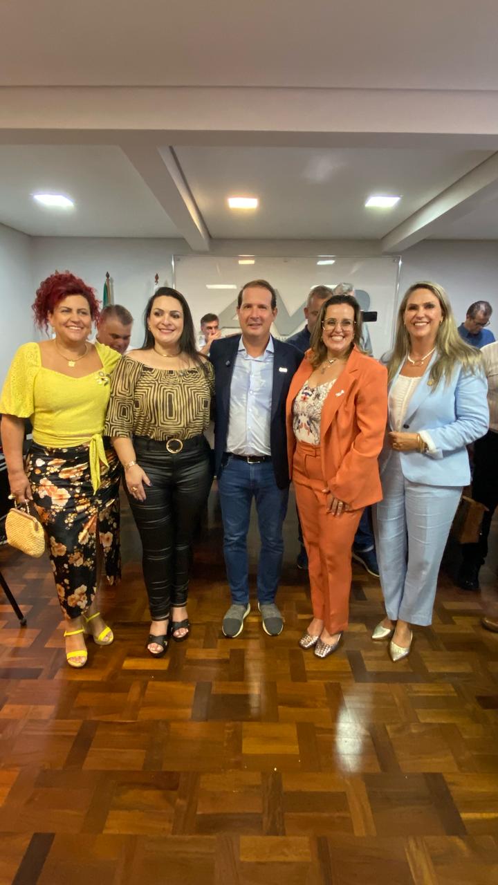 Marcel Micheletto, prefeito de Assis Chateaubriand, foi eleito novo presidente da Associação; a prefeita reeleita de Astorga, Suzie Pucillo, será a secretária-geral